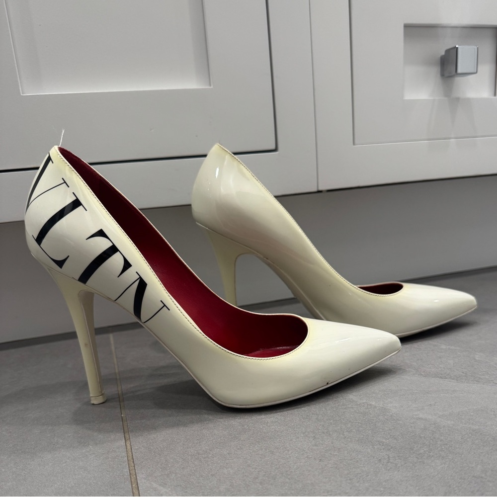 Valentino Garavani white patent leather Heels with Logo Detail